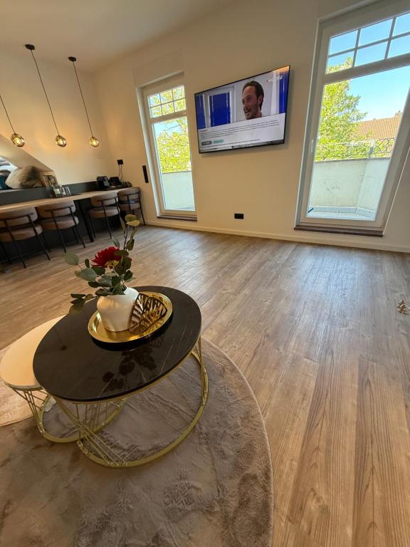 Wohn- und Essbereich mit Dachfenster im Serviced Apartment Bad Oeynhausen