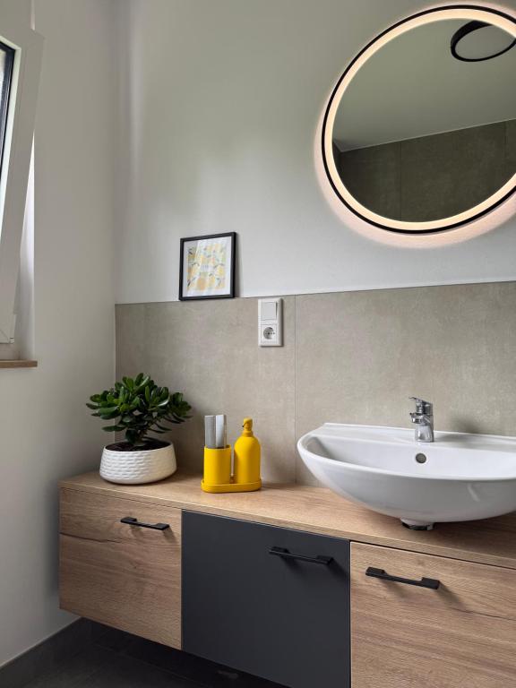 Modernes Badezimmer der Ferienwohnung in Hiddenhausen bei Herford