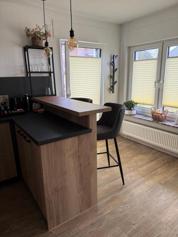 Gemütlicher Sitzbereich am Fenster im Serviced Apartment Hiddenhausen